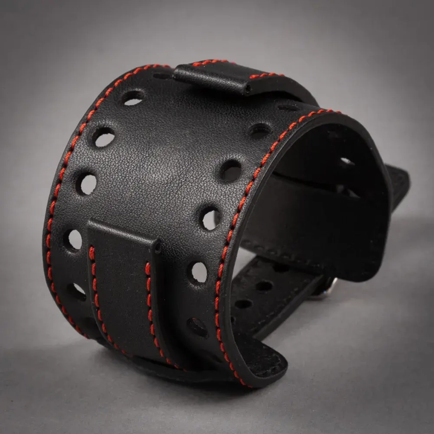 Czarny pasek SZ‑11 z czerwonym przeszyciem - inspiracja kolorystyczna